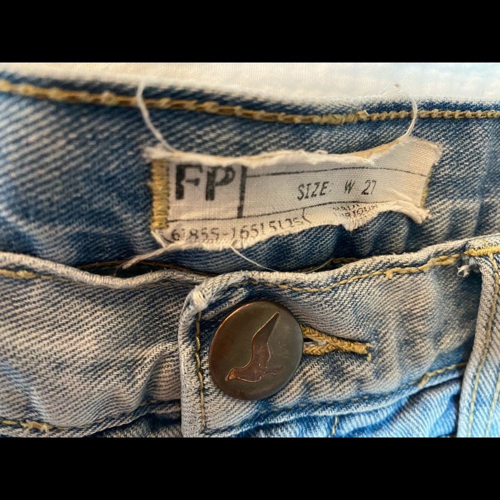 Free People Raw Hem distressed Jean shorts Size 27 - Picture 7 of 12